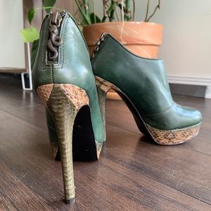 Green snakeskin House of Harlow platform booties size 5